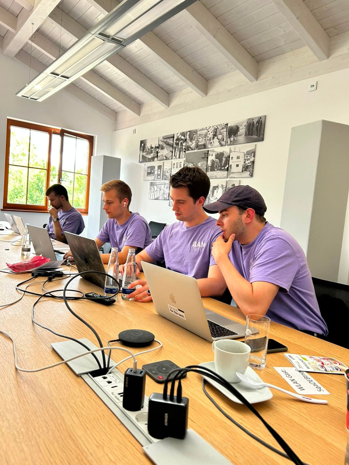 Tech-Fellows arbeiten gemeinsam an praktischen Herausforderungen mit ChatGPT oder Microsoft Copilot.