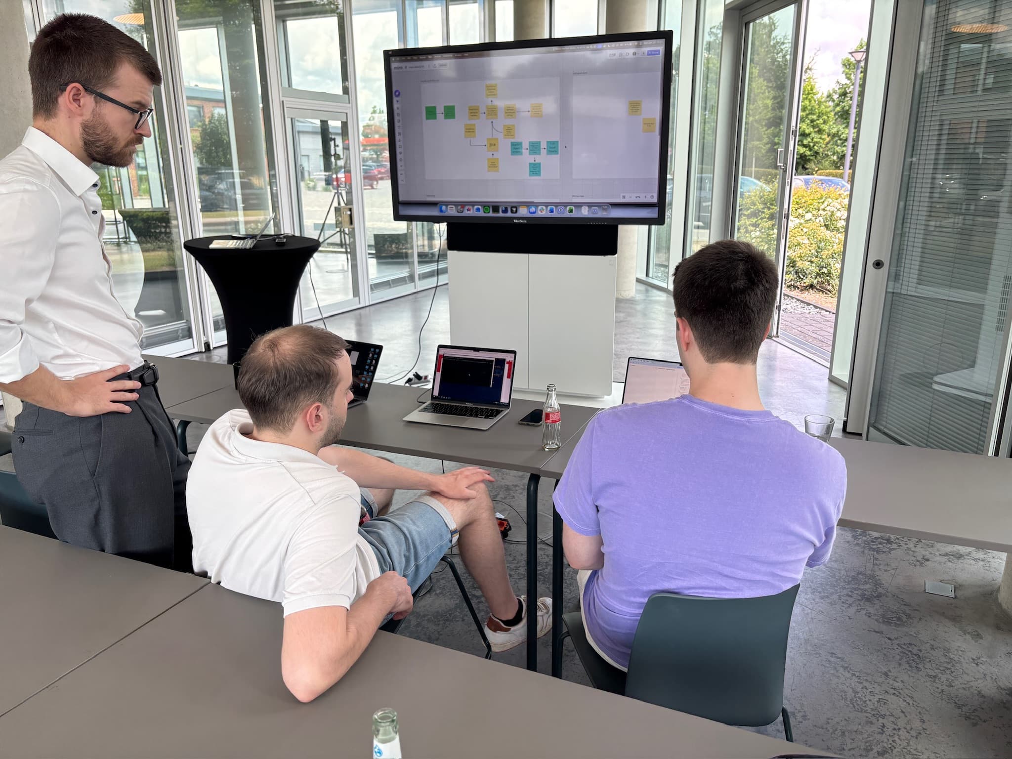 Ein Tech-Fellow arbeitet gemeinsam mit einem Kundenteam.